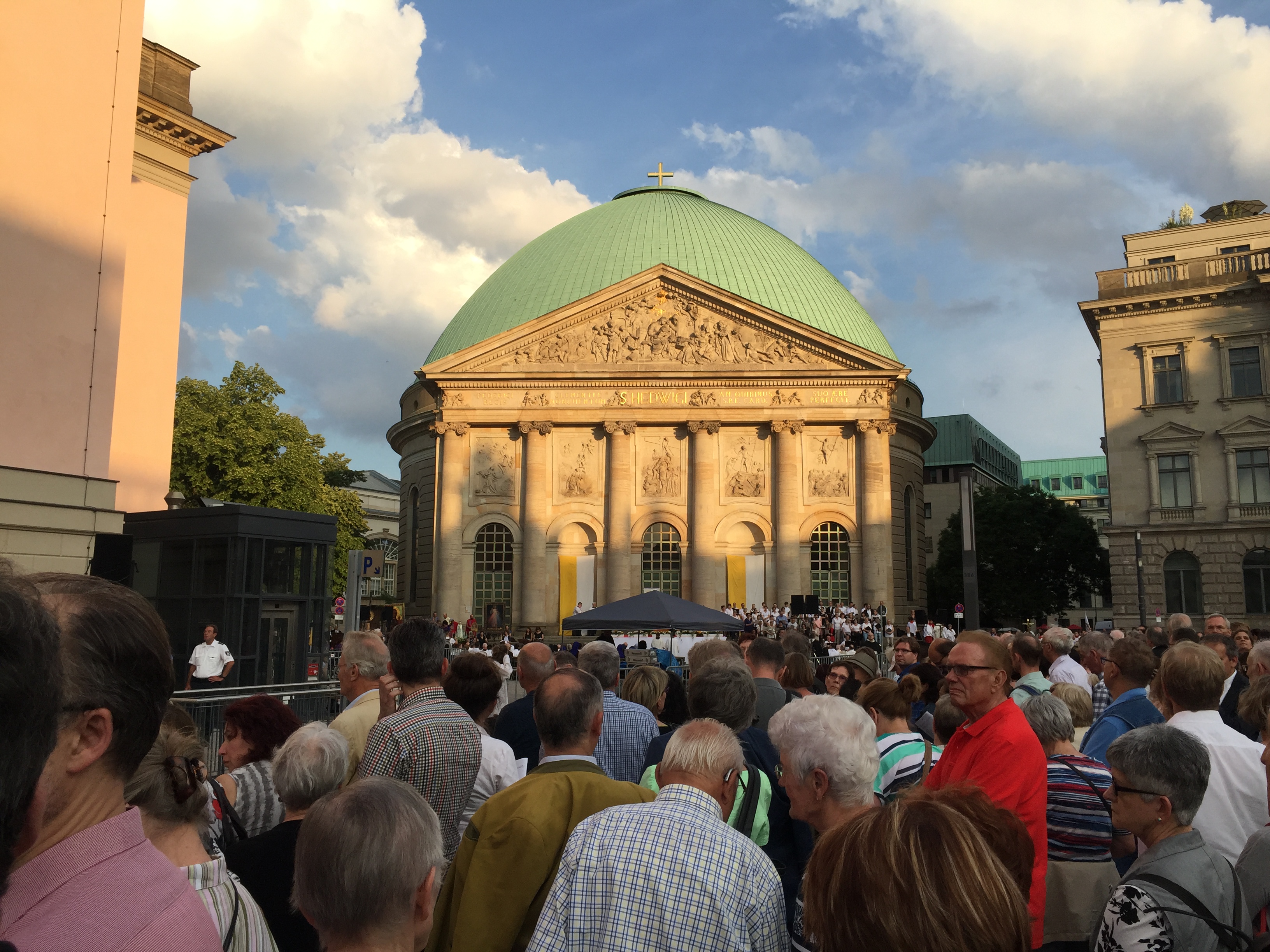 Ankunft auf dem Bebelplatz vor der St. Hedwigskathedrale (Foto: Fides Mahrla)