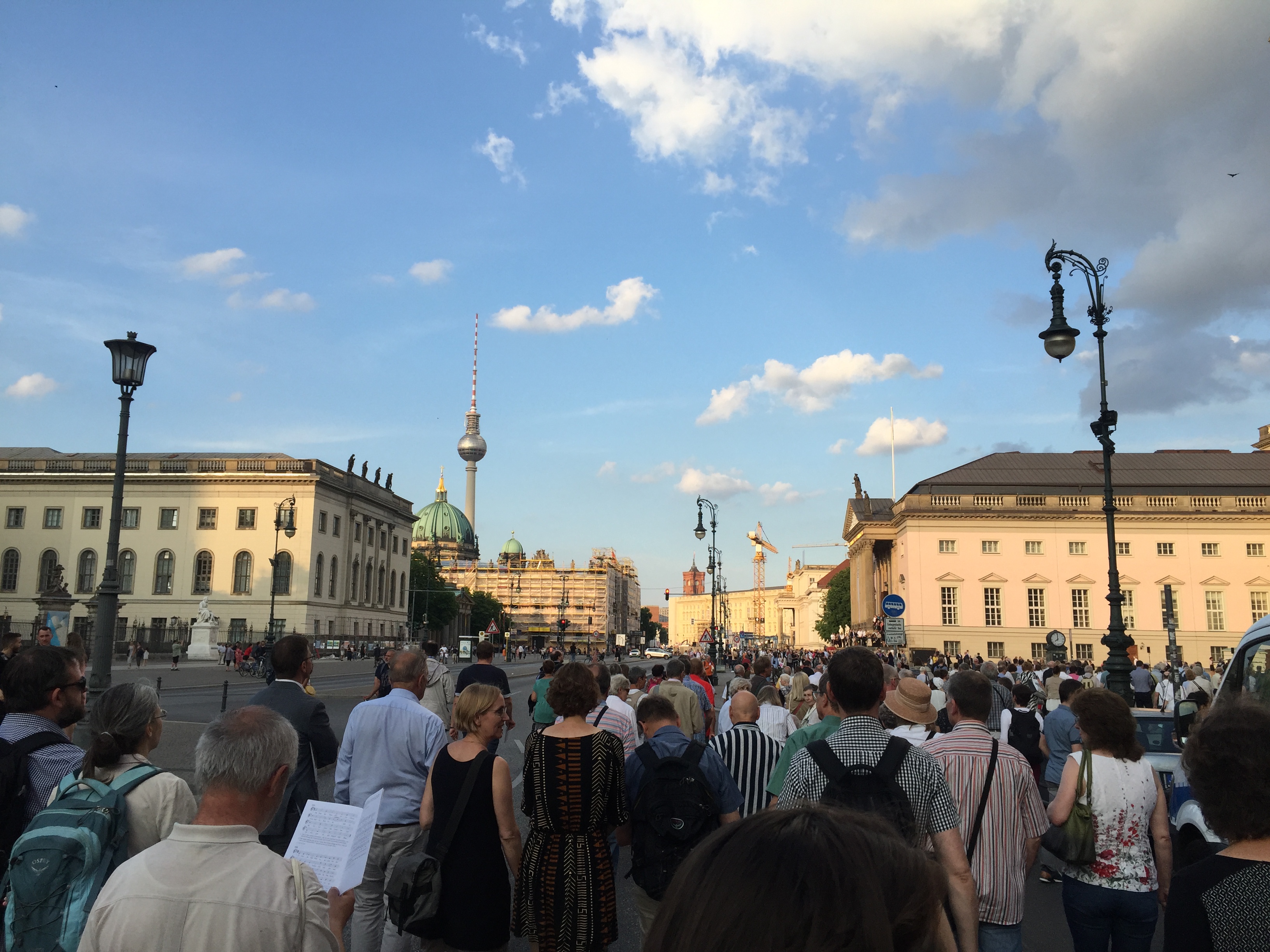 Unter den Linden mit Blick auf den Berliner Dom, den Ferensehturm und das neu errichtete Stadtschloß (Foto: Fides Mahrla)
