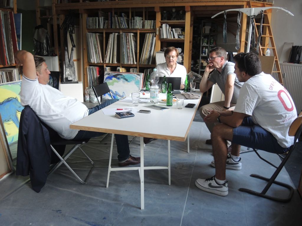 26.08.19 | DG-Vorstands- und Beiratsmitglieder tagen im Atelier von Norman Gebauer (Foto)