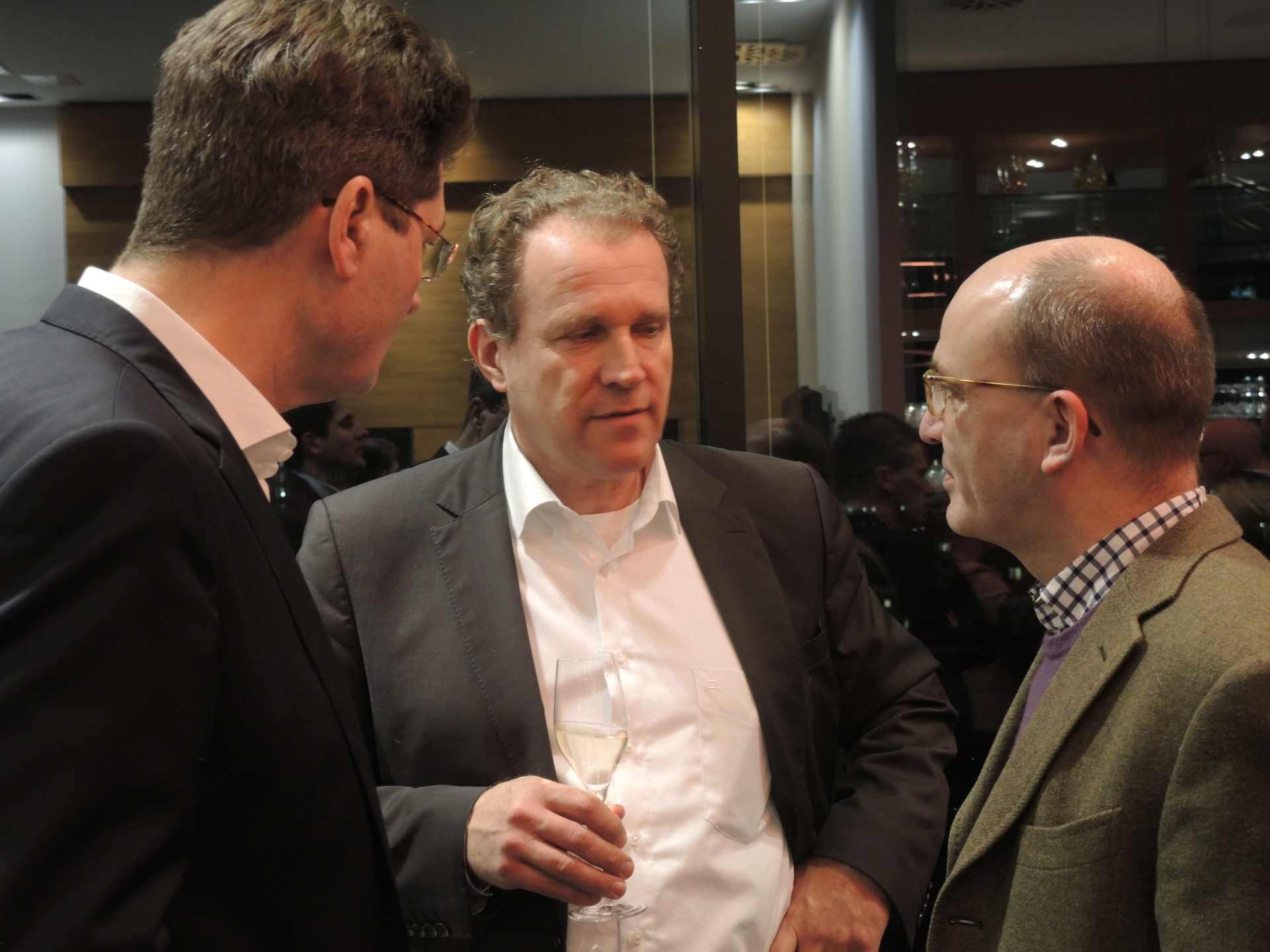 Johannes Kauka (Mitte) begrüßt Dr. Christoph-Bernhard Abeln (rechts) und Jürgen Brokamp. (Foto: Norman Gebauer)