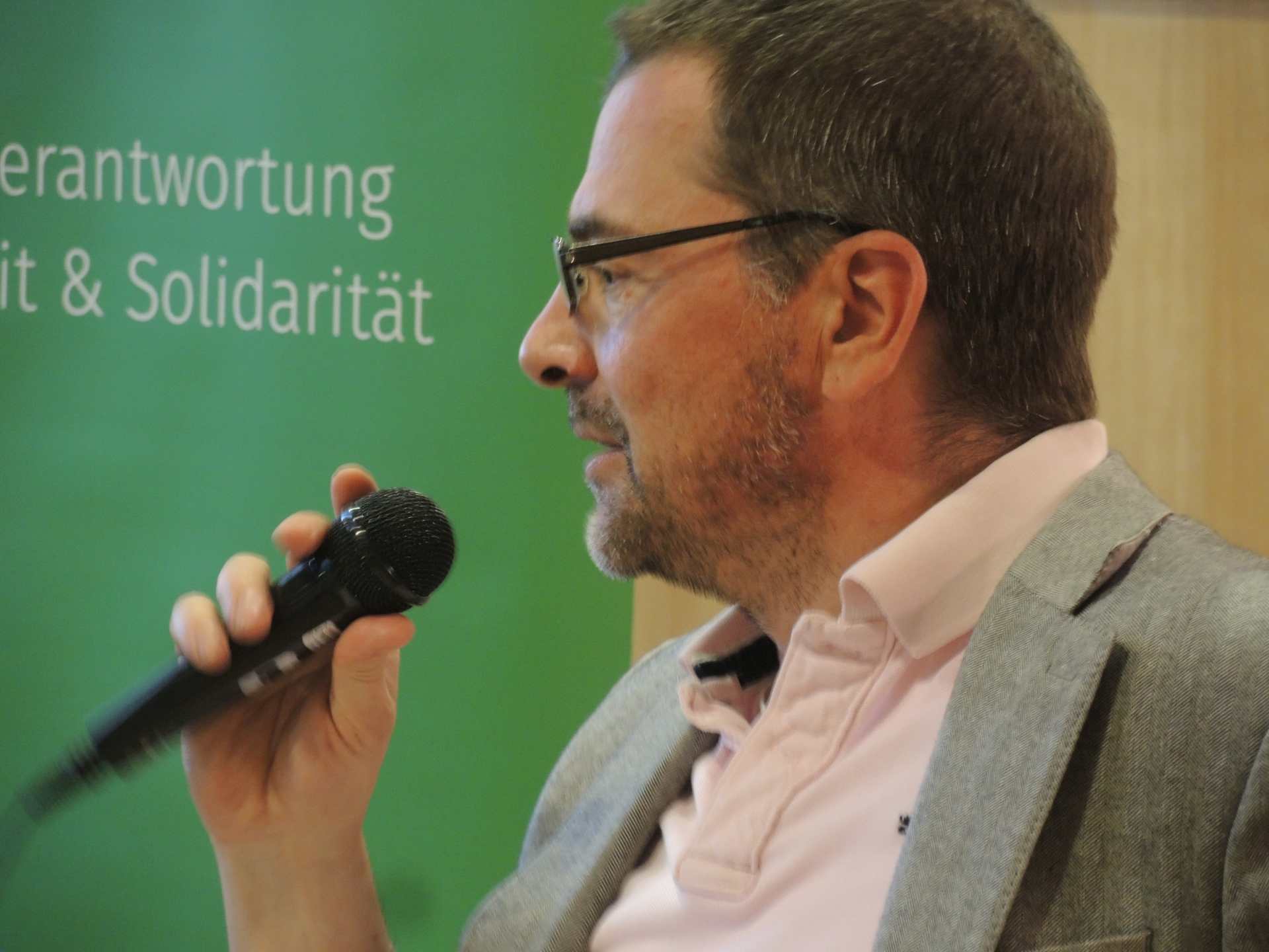 Moderator des Abends, Jan-Philipp Görtz, Vorstandsmitglied der DG Berlin-Brandenburg.
