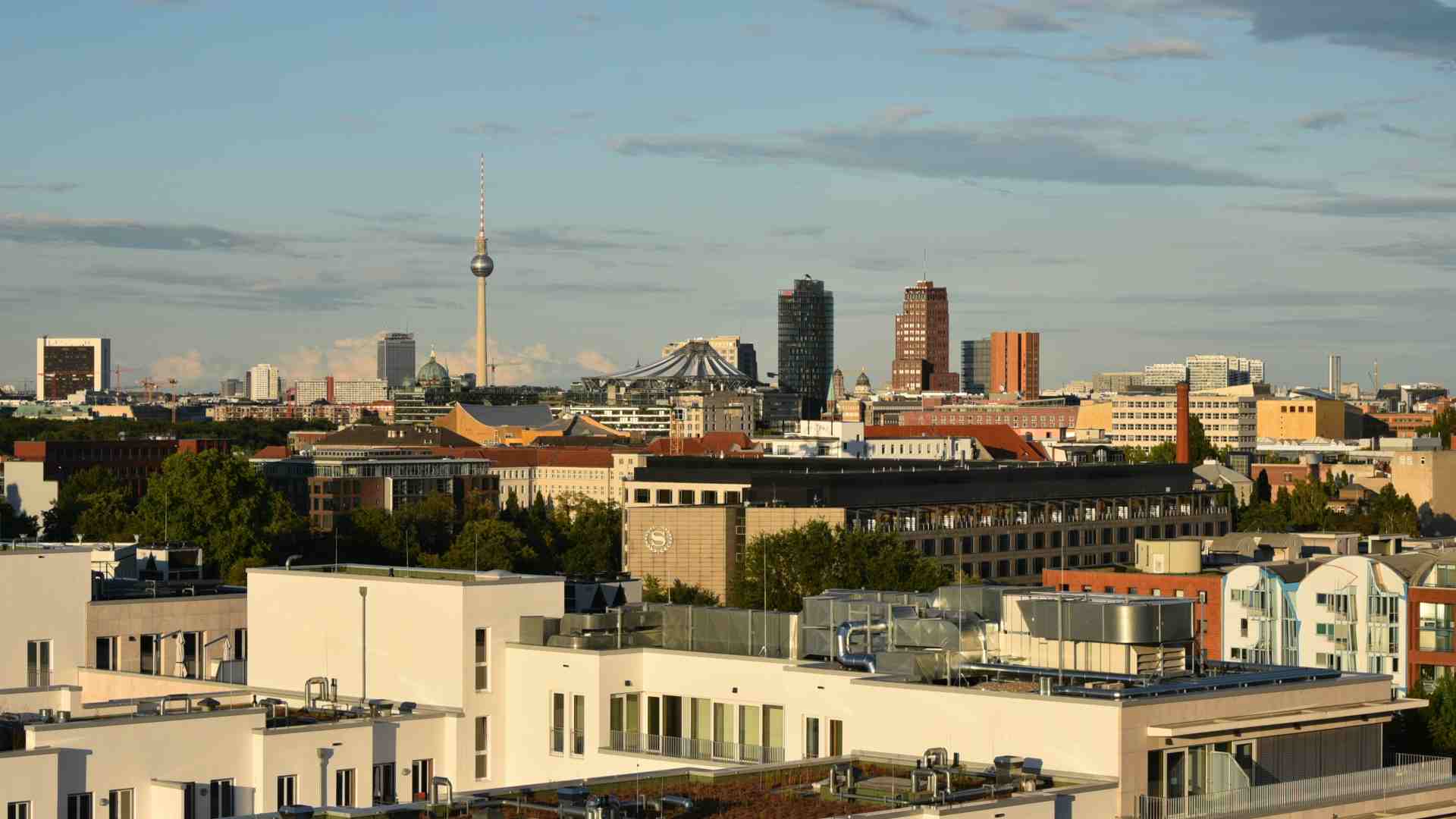 Blick in Richtung City Ost mit der Silhouette des Potsdamer Platzes und dem Fernsehturm am Alexanderplatz. Foto: Norman Gebauer