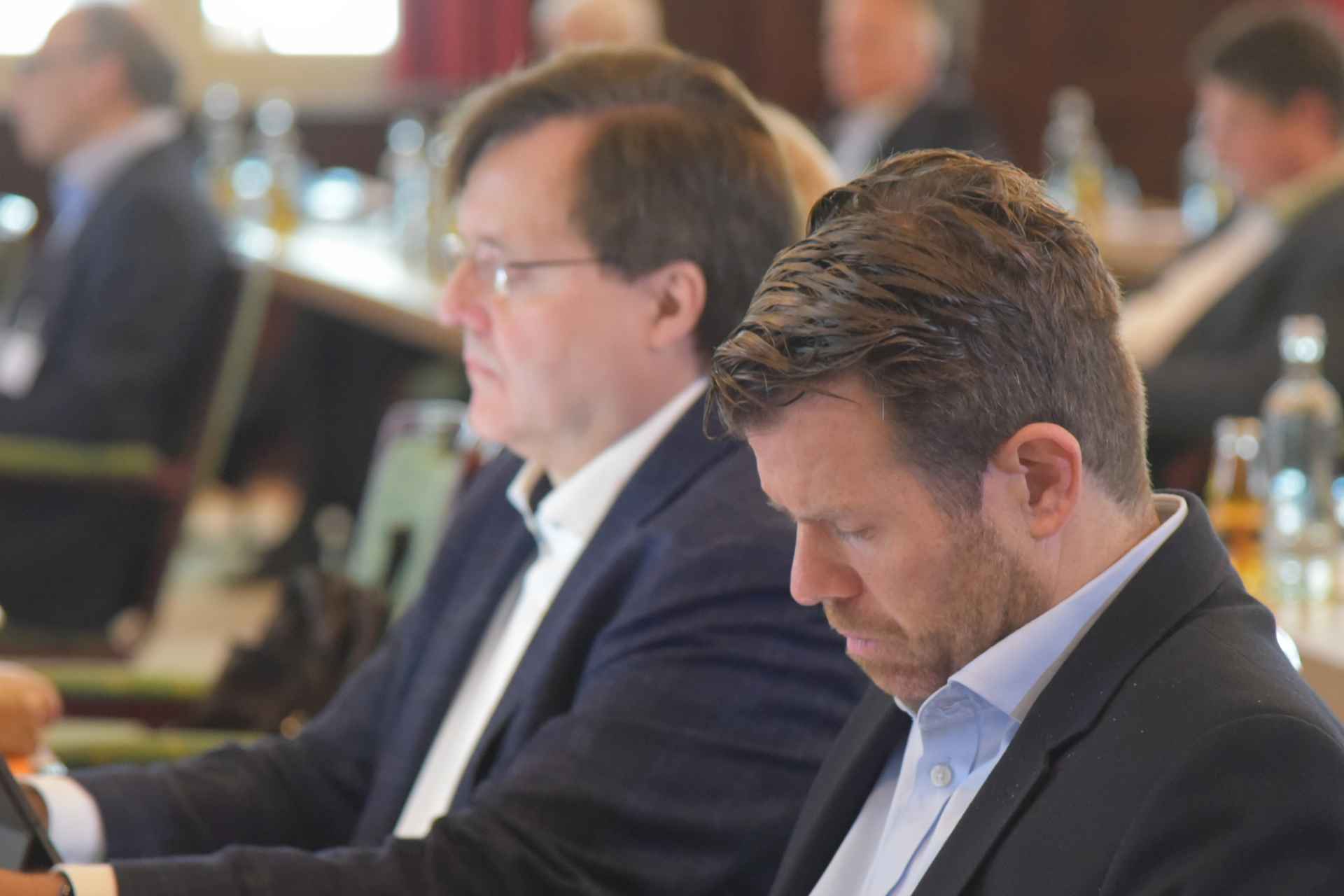 Richard Schütze (l.) und Holger Schwarz während der 34. Delegiertenversammlung in Magdeburg (Foto: Norman Gebauer)