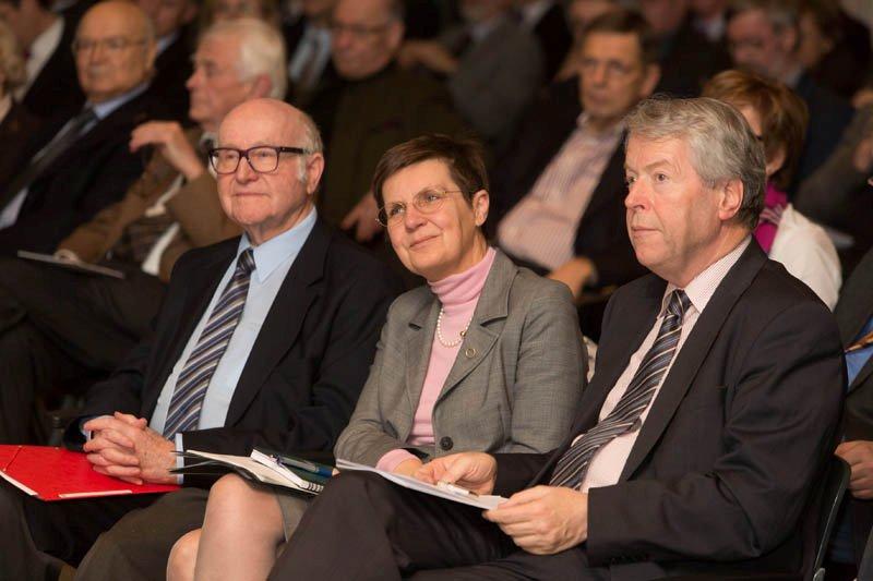 Die Referenten als Zuhörer: LES-Vorstandsmitglied Martin Grüner, Elke König, Präsidentin der Bundesanstalt für Finanzdienstleistungsaufsicht und Professor Dr. Martin Hellwig.
